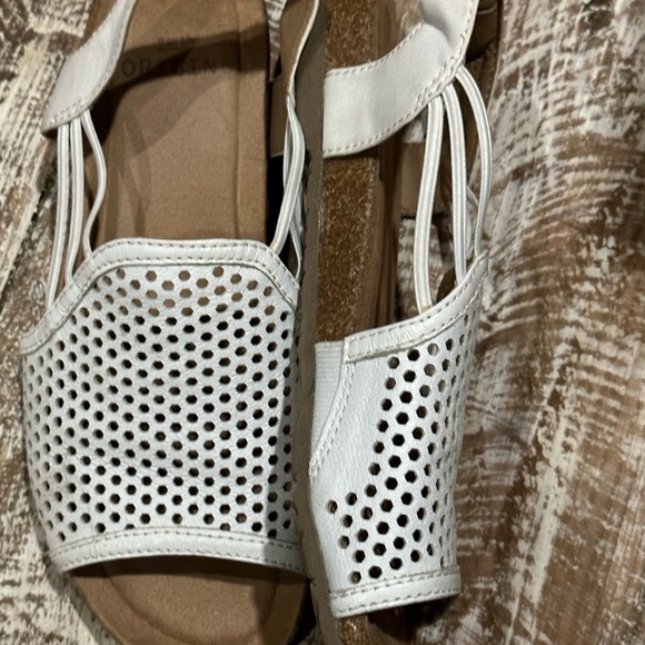 EARTH Origins Lyndon Lyla White Leather Sandals Sz 6 EUC. Wore briefly 2-3 times - Picture 2 of 6